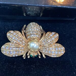 Vtg JOAN RIVERS In Memory Bee Brooch Swarovski Pearl Pin Crystal Pave Signed Box